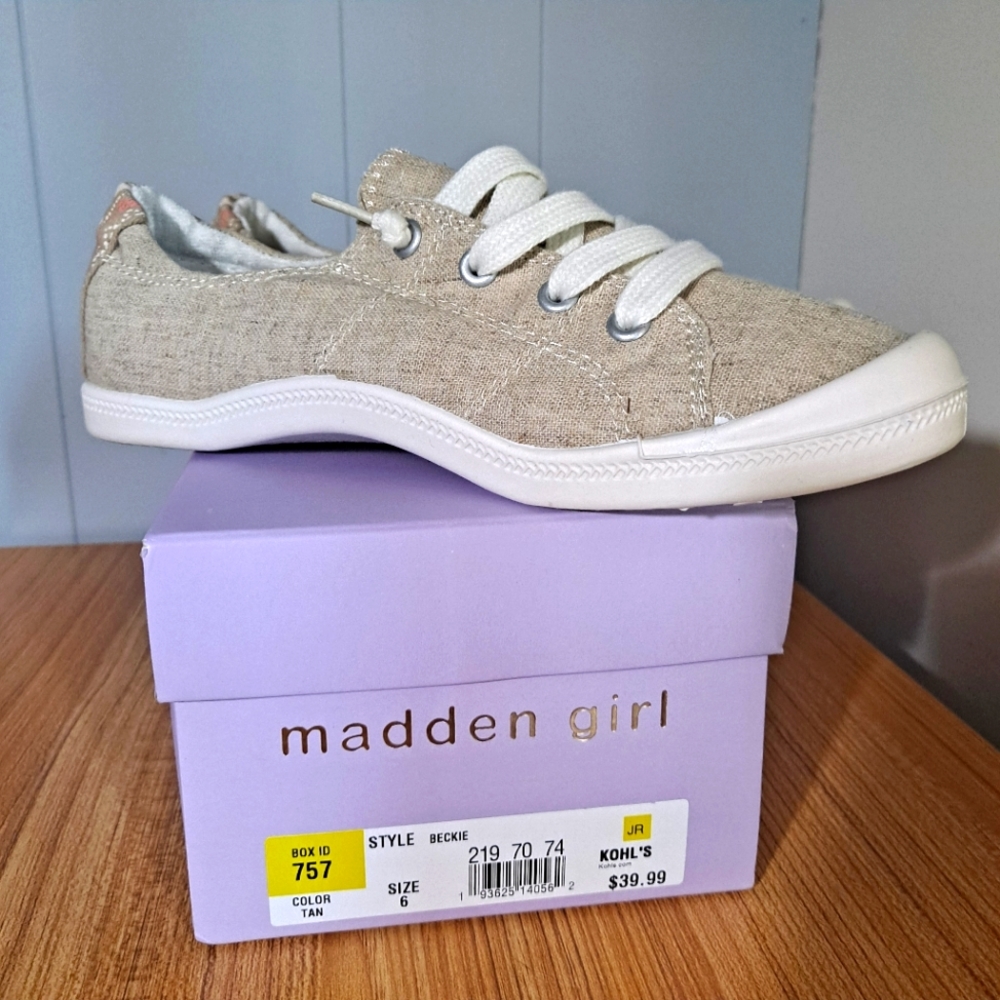 Women's size 6 Madden girl tan sneaker